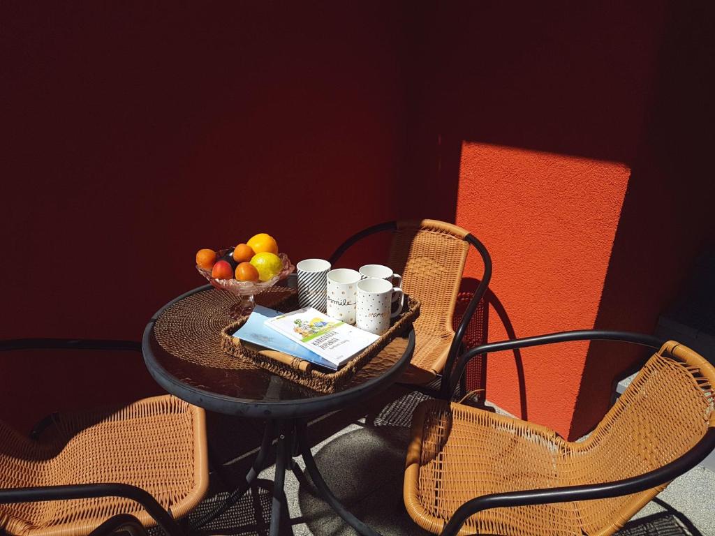 奥古林Apartment Marin的桌子和椅子上放着一碗水果