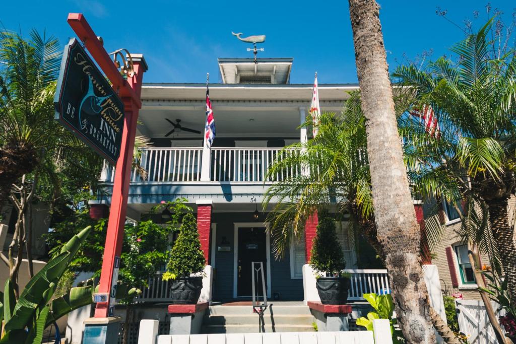 圣奥古斯丁Hemingway House Bed and Breakfast的棕榈树房子前面的街道标志