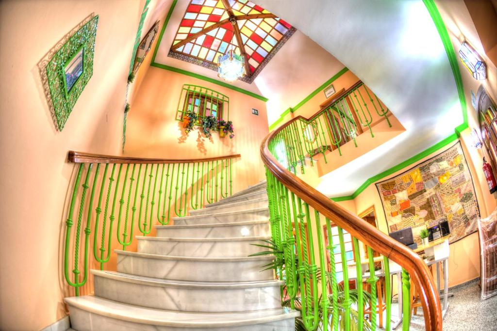 内尔哈Charming Nerja Hostel的植物建筑中的螺旋楼梯