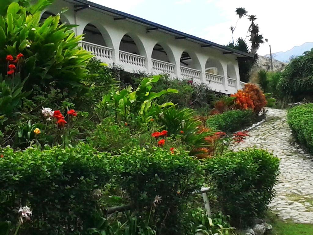 Huigra埃特纳普利玛维拉宾馆的建筑前的花园