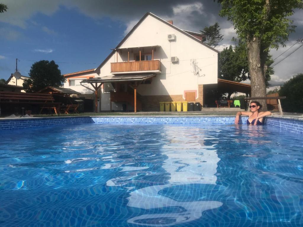 鲍洛通费尼韦什法木瓦尔家公寓的女人坐在游泳池的水里