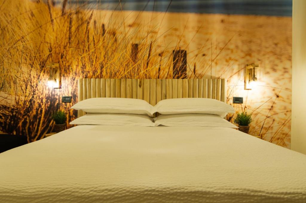 法诺B&B 49 passi的卧室内的一张带两个枕头的白色床