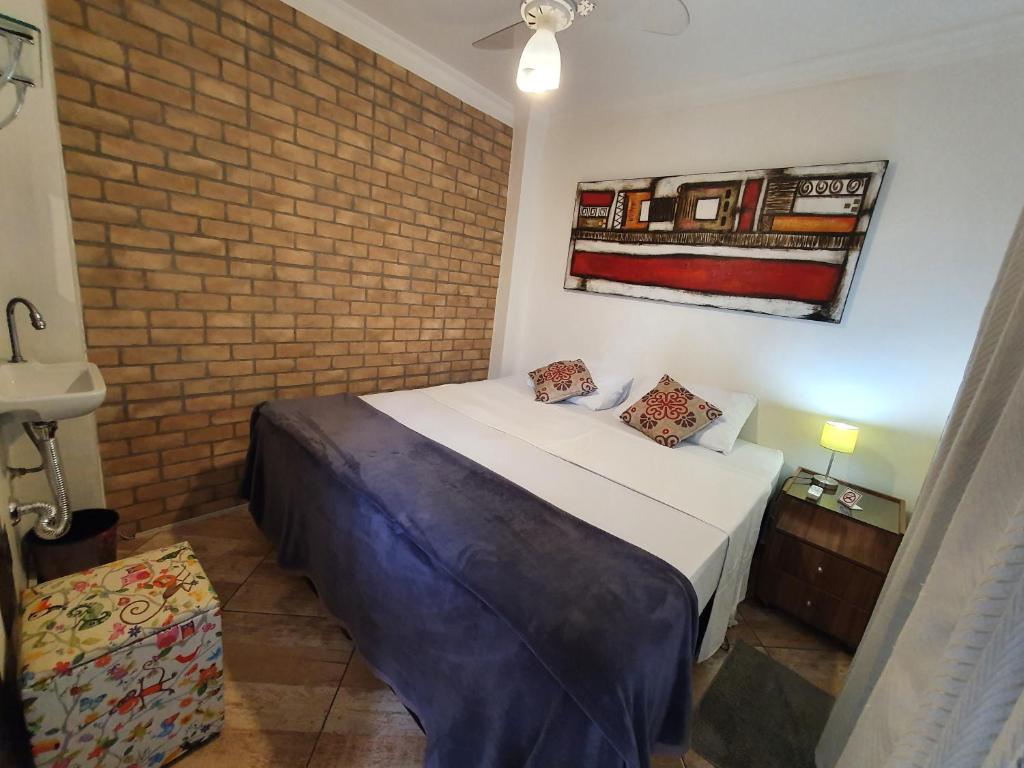 圣保罗HostelariaSP Boutique的一间卧室配有一张砖墙床