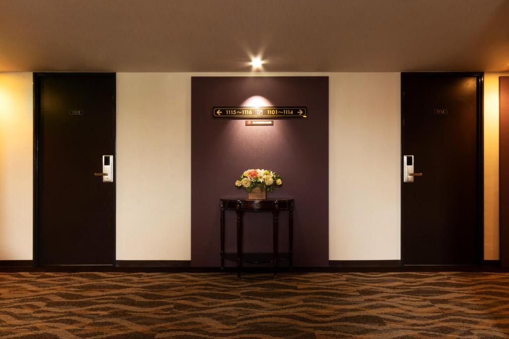 福冈东洋酒店的大厅,有三扇门,桌子上有一花瓶