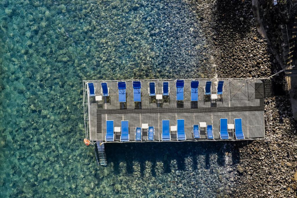 伊斯基亚欧陆马尔酒店的享有码头的空中景色,设有水中椅子