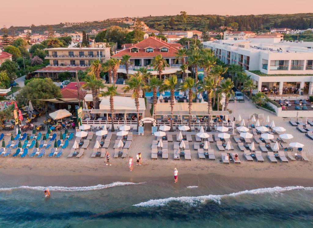 普莱诺斯Phoenix Beach Hotel的享有海滩的空中景致,配有椅子和遮阳伞