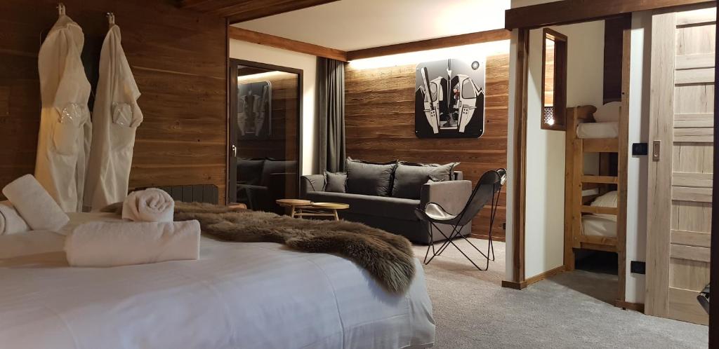 伊索拉2000Chalet Marano Restaurant & Spa的一间卧室配有一张床,客厅配有沙发