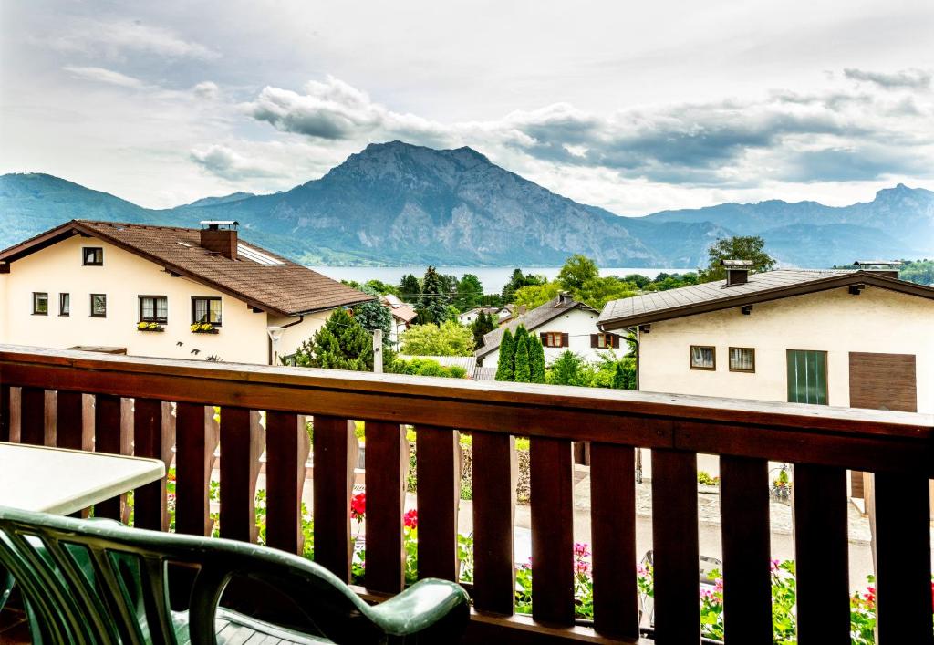 旧明斯特Panorama Hotel Traunstein的山景阳台上的椅子