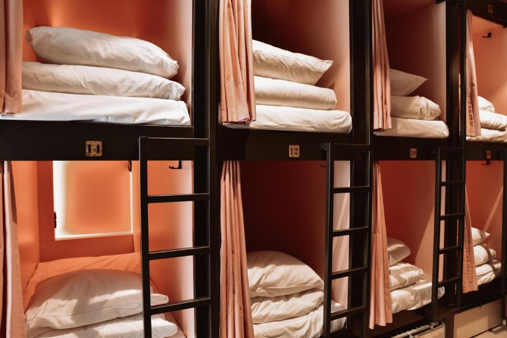 阿姆斯特丹Durty Nelly's Inn的一组双层床,位于带毛巾的房间内