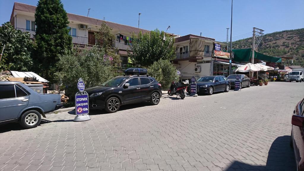 帕莫卡莱Pamukkale Batu Termal的停在街道边的一群汽车