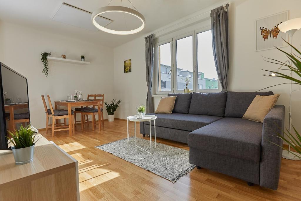 格拉茨Helle und gemütliche Wohnung in zentraler Lage的客厅配有沙发和桌子