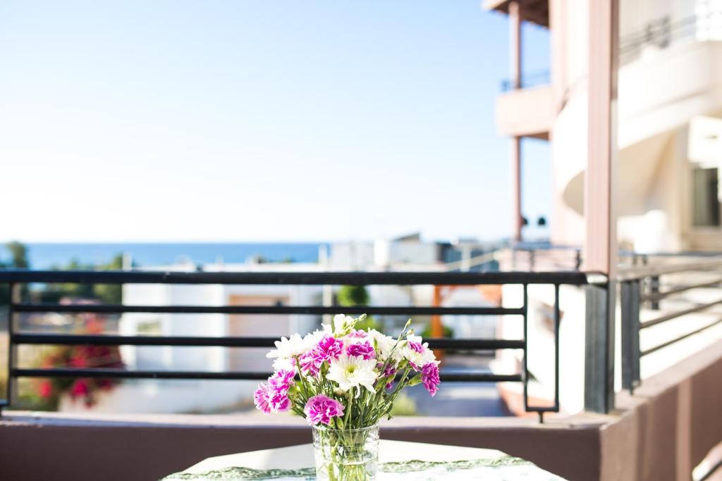 加藤-达拉特索Yasmine Apartments and Rooms的花瓶坐在阳台上的桌子上