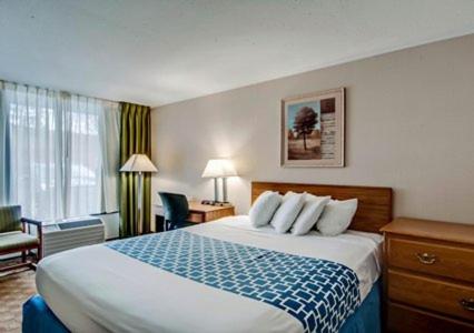 贝克利Smart Extended Stay的酒店客房设有一张大床和一张书桌。