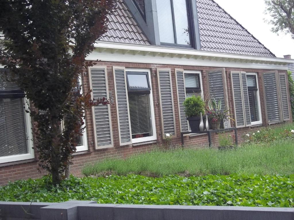 Wijckel't Griene Hemeltsje的院子里的砖房,有窗户和植物