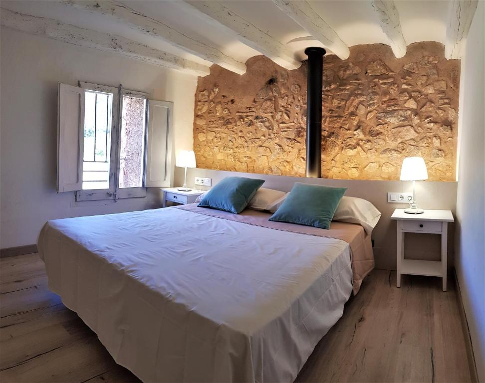 普拉特迪普Cal Moreno的一间卧室设有一张大床和石墙