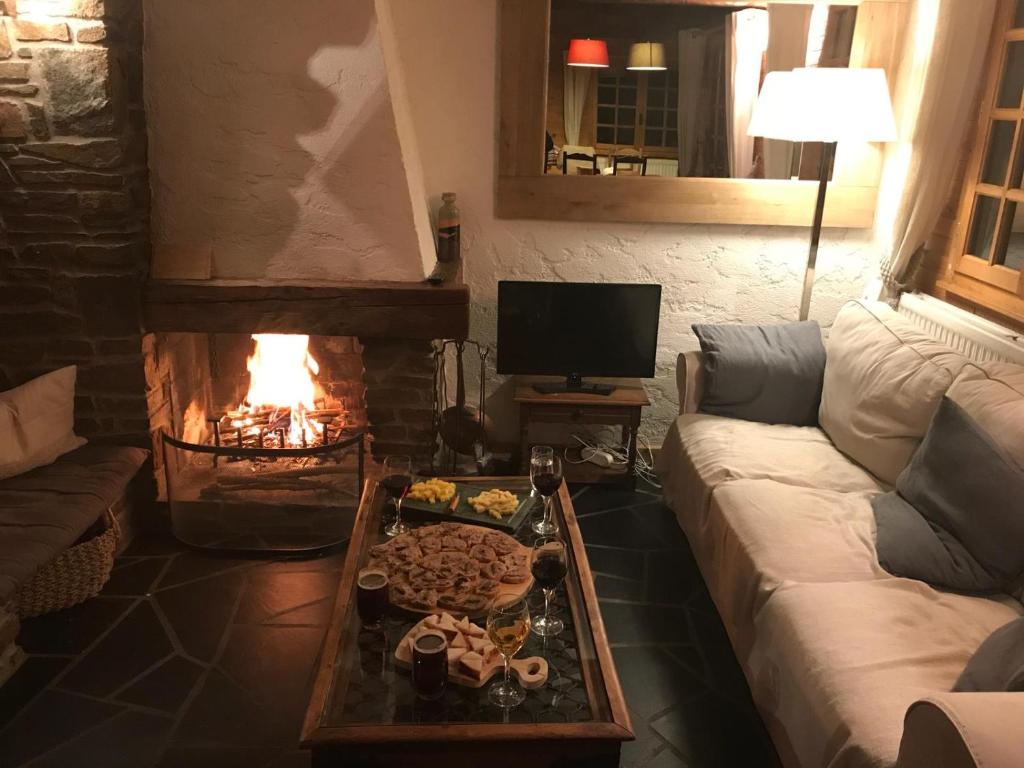 大博尔南chalet artheis的带沙发和壁炉的客厅