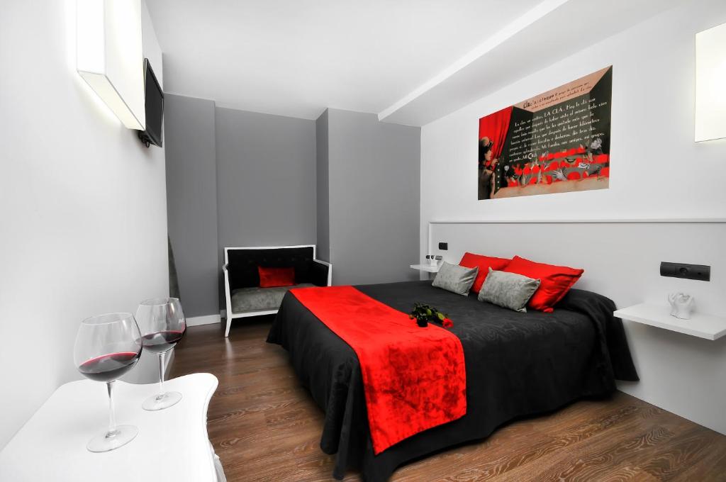 特鲁埃尔CLÁ Hotel - Boutique的一间卧室配有一张带红色毯子的床