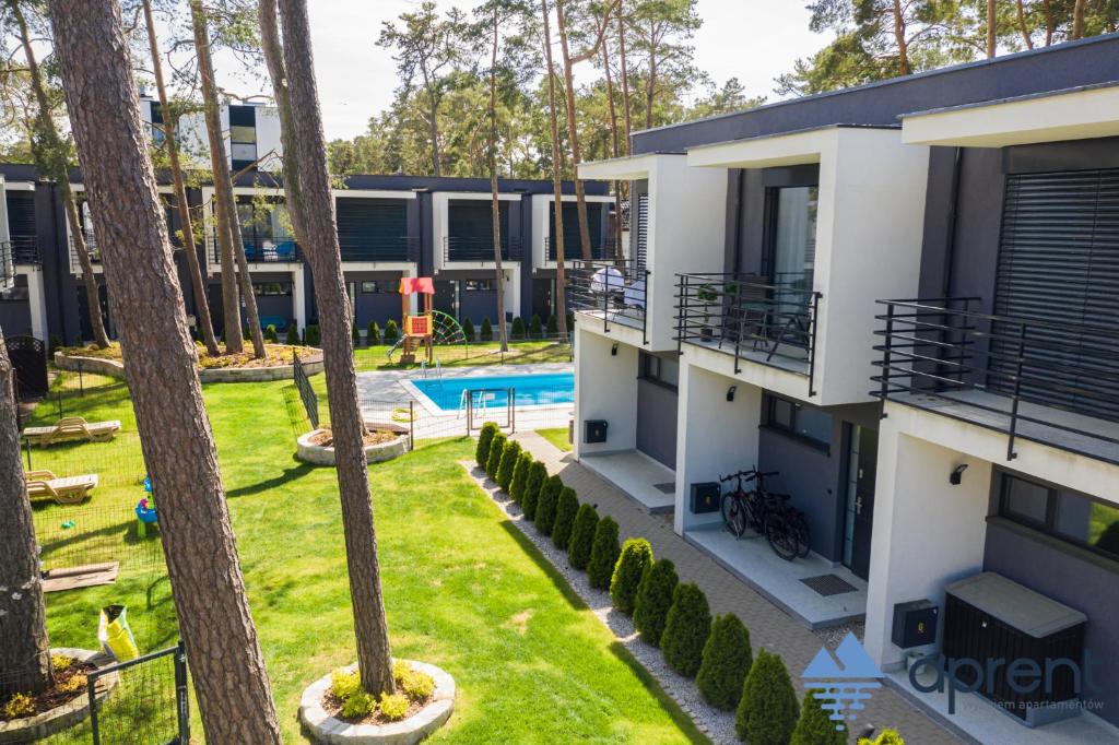 波别罗沃Apartament MALIBU - Aprent的公寓大楼设有庭院和游泳池