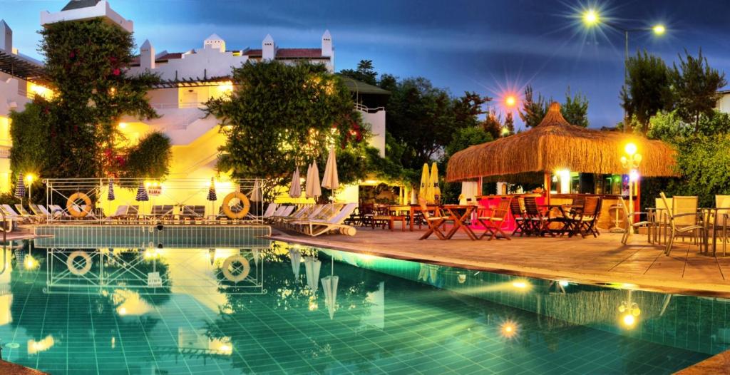 库萨达斯金门酒店的夜间设有游泳池的酒店