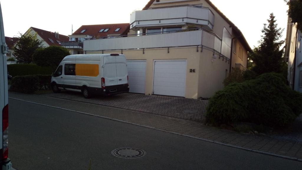 菲尔德施塔特Komfort Apartment 2 EG bei Jürgen Kunzi的停在车库前的白色货车