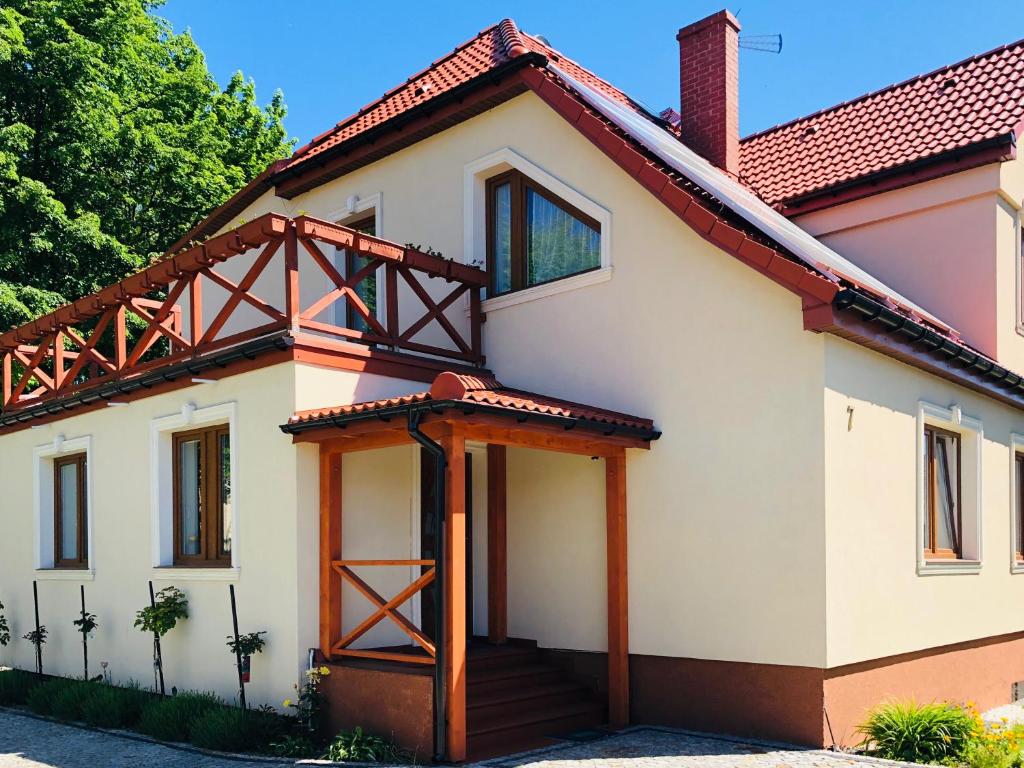 科沃布热格Na Radomskiej的红色屋顶的房子