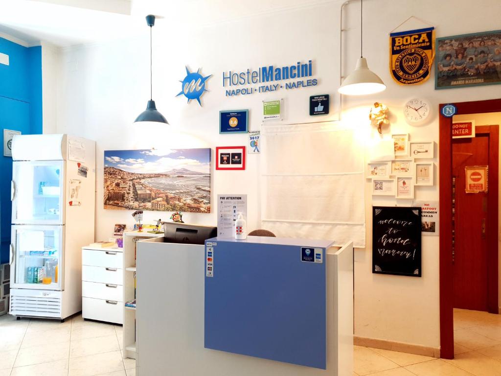 那不勒斯曼奇尼那不勒斯旅馆的一间厨房,内设冰箱和商店内的冰箱