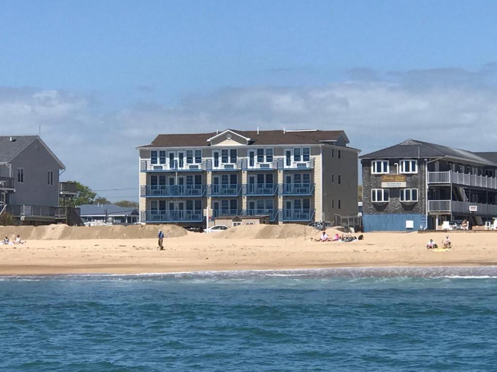 米斯奎米卡特Misquamicut Beach Front Inn的海边的一座建筑