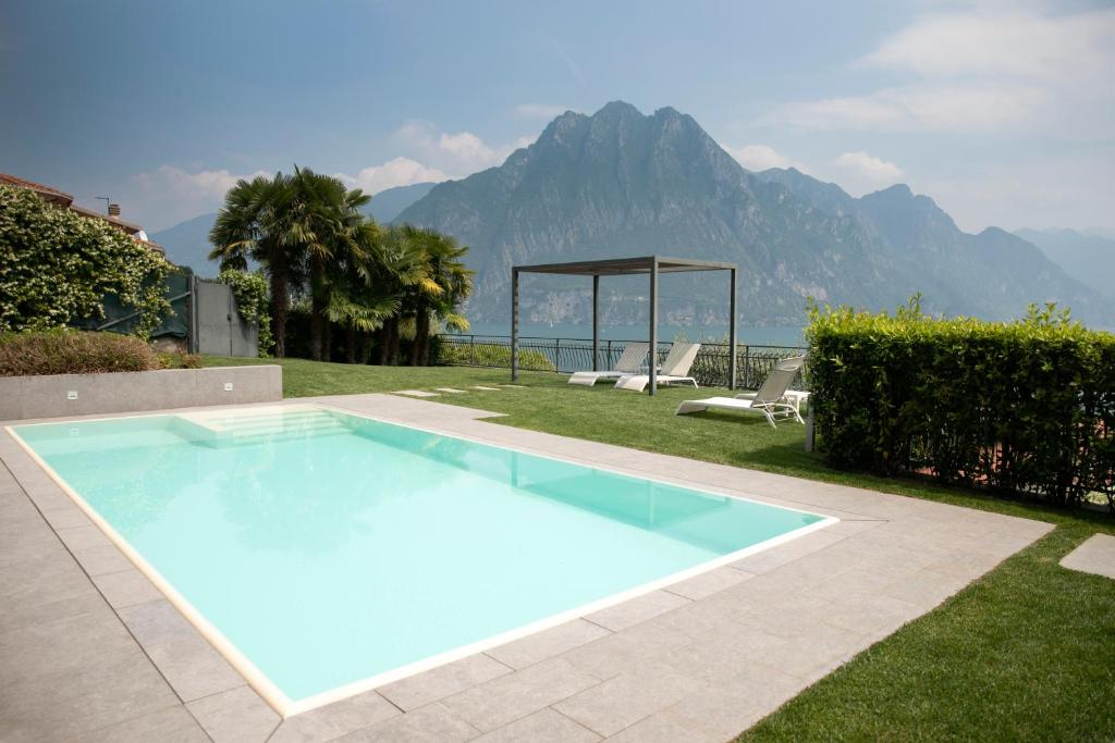 里瓦迪索尔托艾龙基B&B酒店的蓝色的游泳池,享有山景
