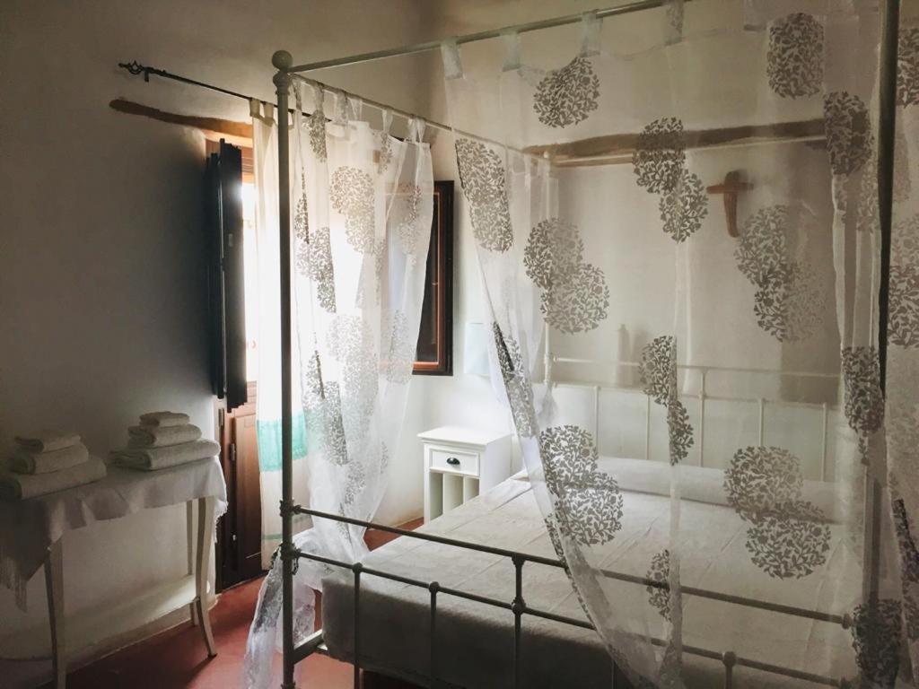 穆拉沃拉Il Portico Guesthouse的一间卧室配有一张带网帘的床