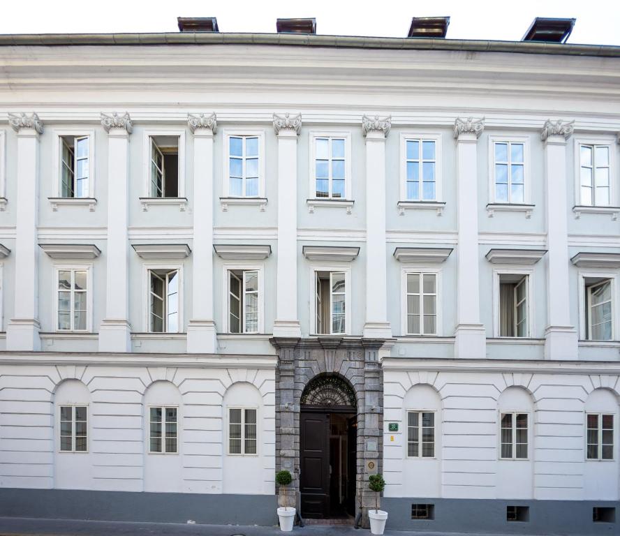 卢布尔雅那Antiq Palace - Historic Hotels of Europe的前面有一扇门的白色建筑