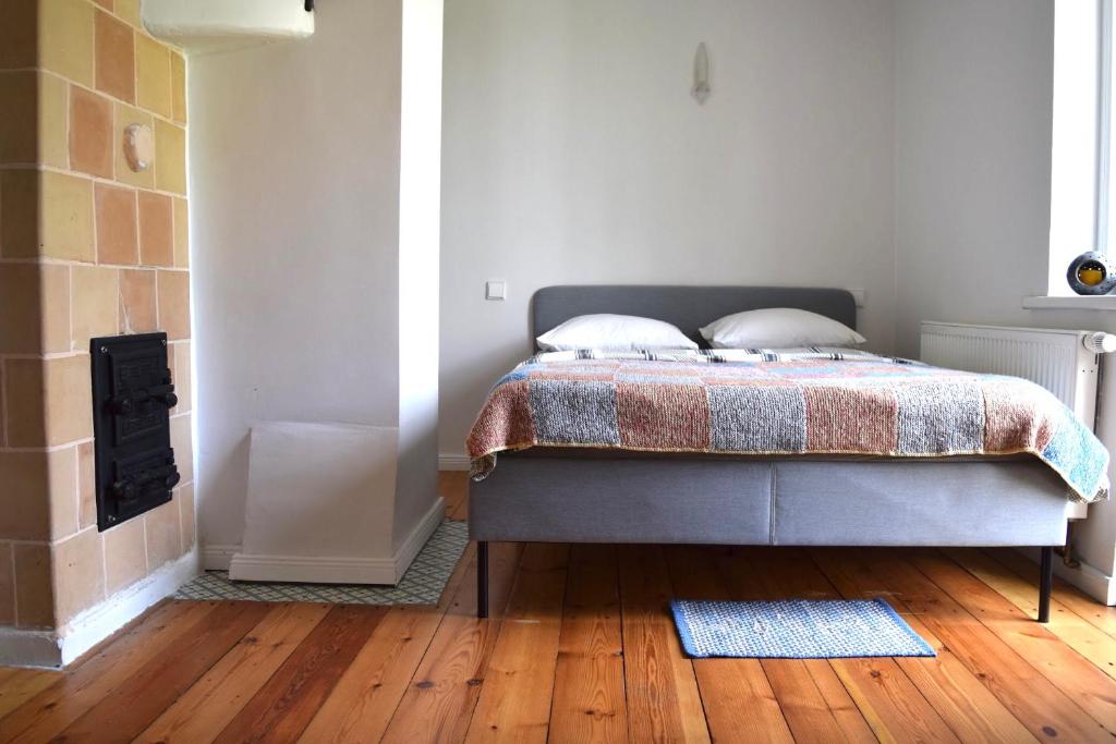 帕兰加Butukai的一间卧室配有一张床和一个壁炉