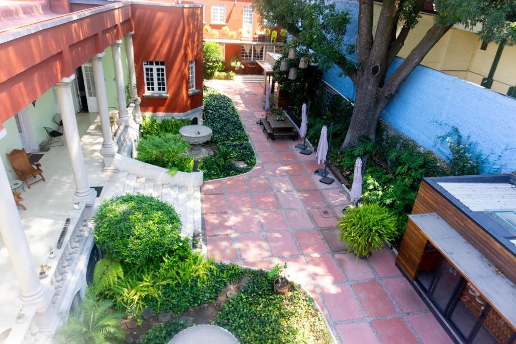 墨西哥城卡萨蒙特祖玛公寓酒店的享有庭院的顶部景色,