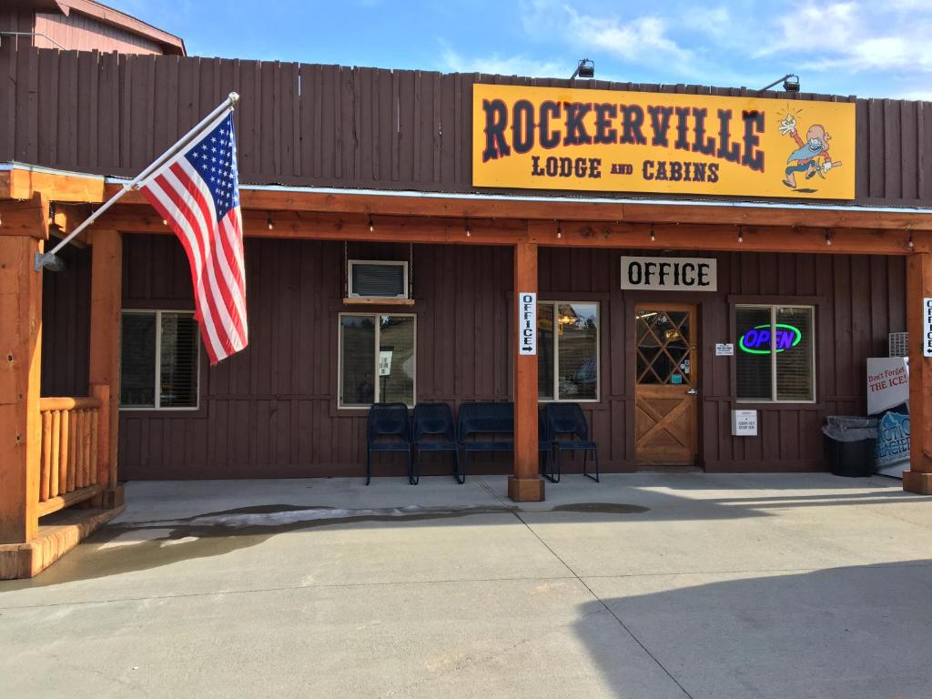 奇斯顿Rockerville Lodge & Cabins的前面有美国国旗的建筑