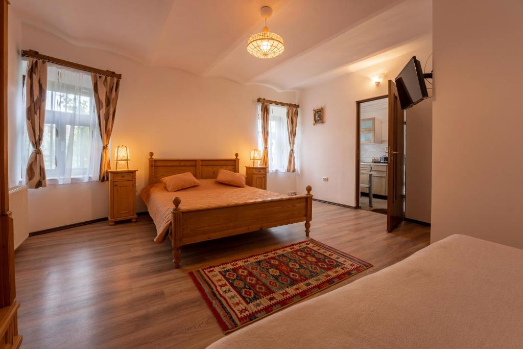 锡吉什瓦拉Gloria Apartments的一间卧室配有一张床和地毯
