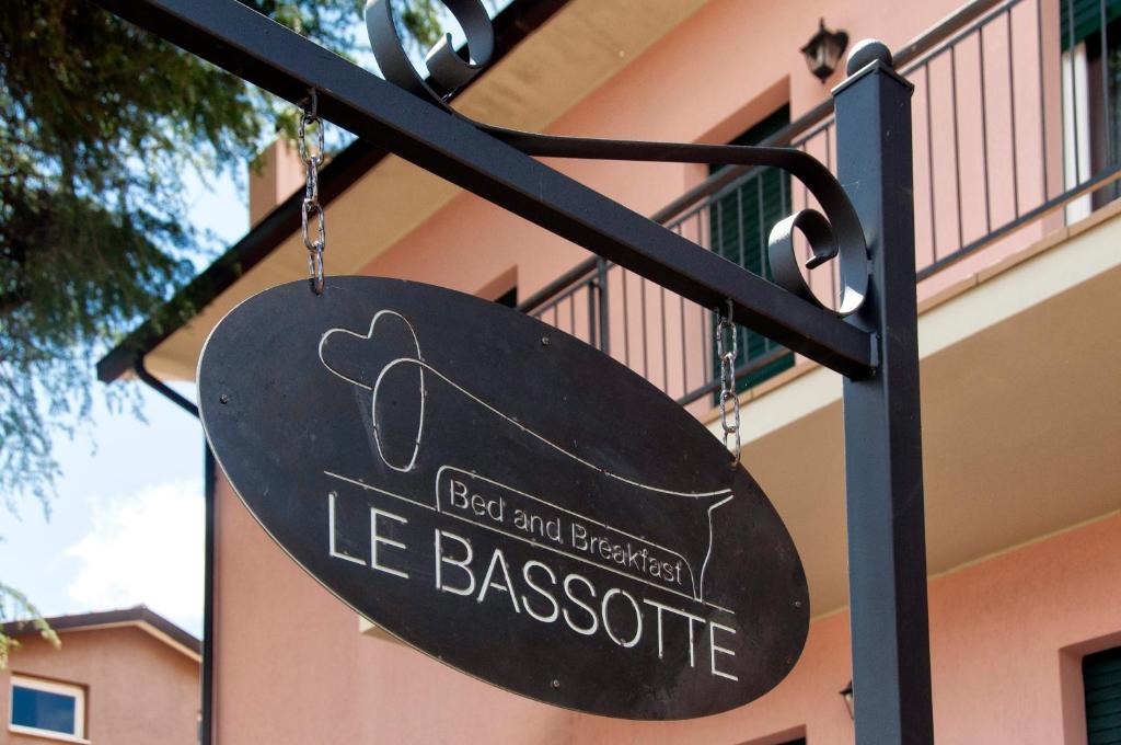 佩鲁贾Le Bassotte b&b的挂在大楼前的餐厅标志
