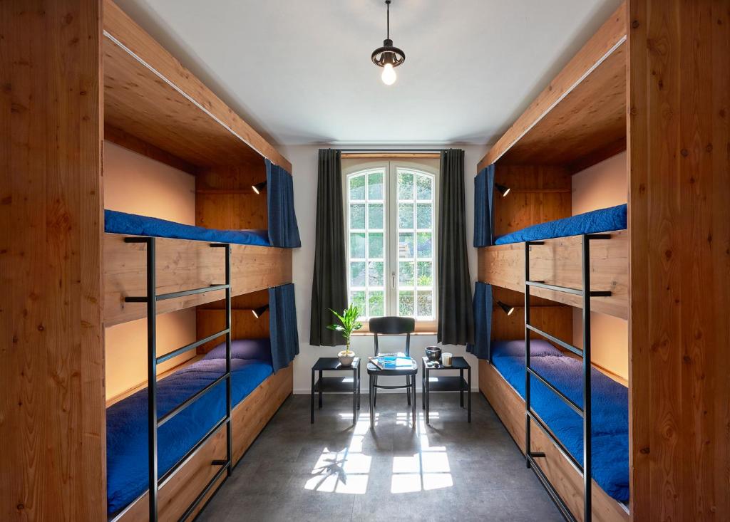 采尔马特Chalet Turbina的客房设有双层床和桌子。