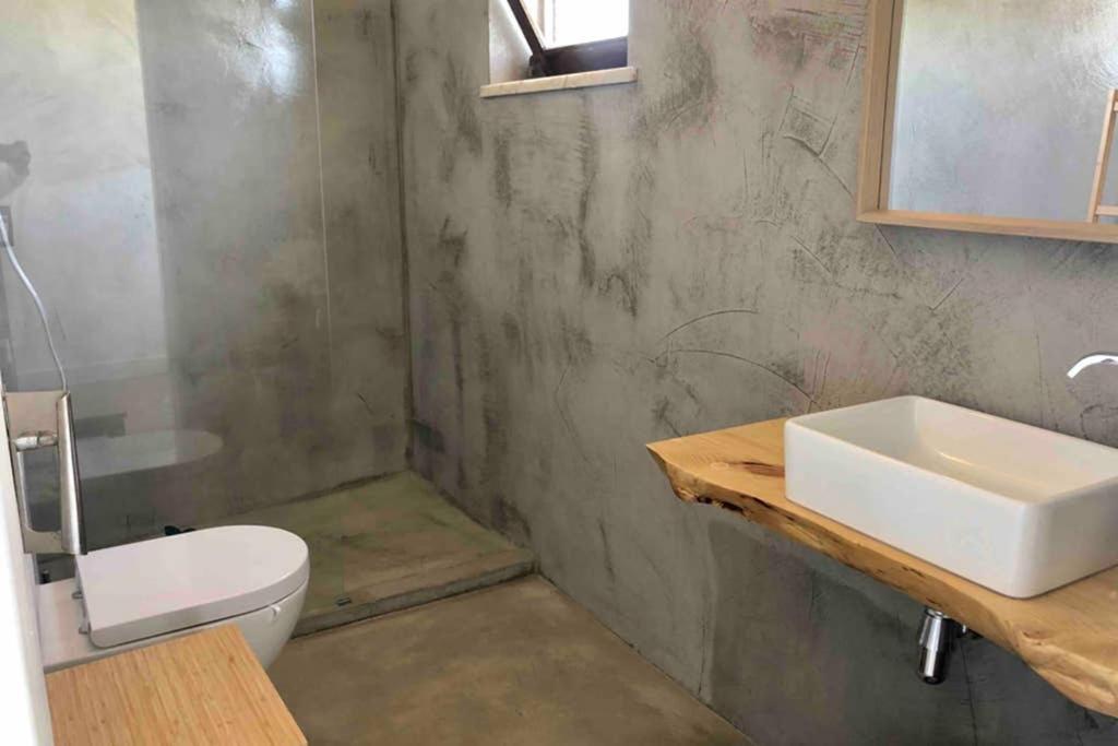 科武港Porto Covo Bay House的一间带水槽和卫生间的浴室