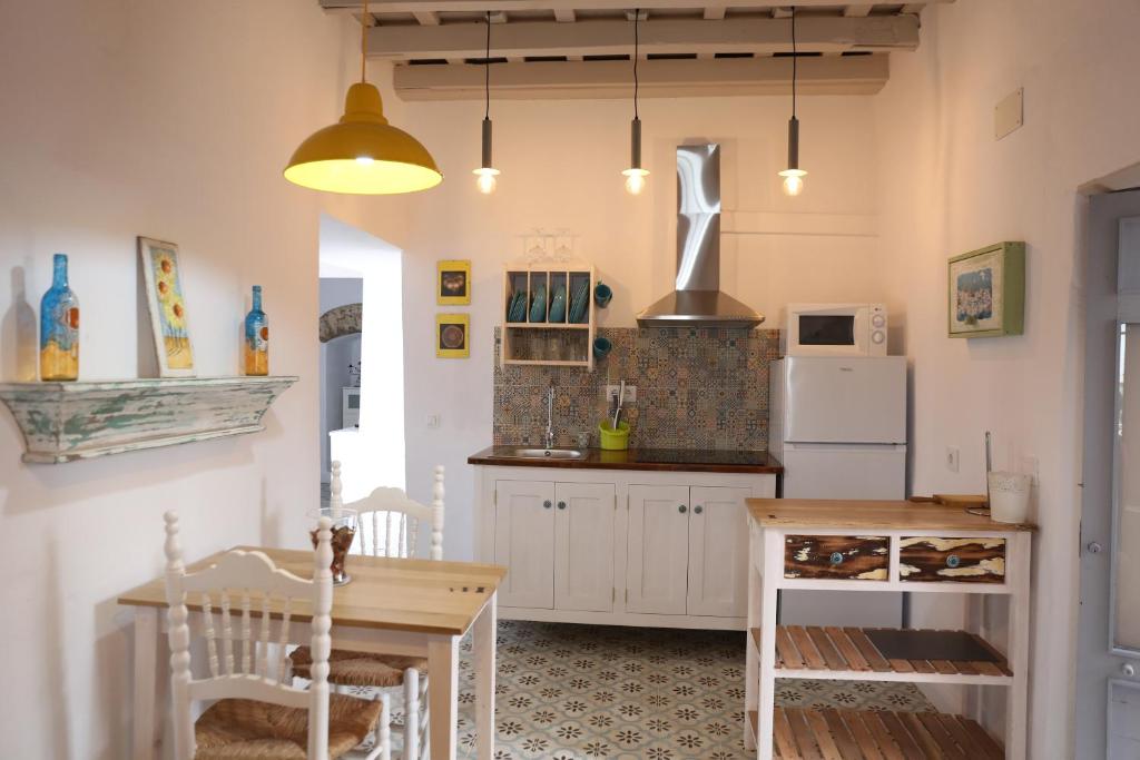 贝赫尔-德拉弗龙特拉Vivienda Turística de Alojamiento Rural Cilla Vieja的厨房配有桌子和白色冰箱。