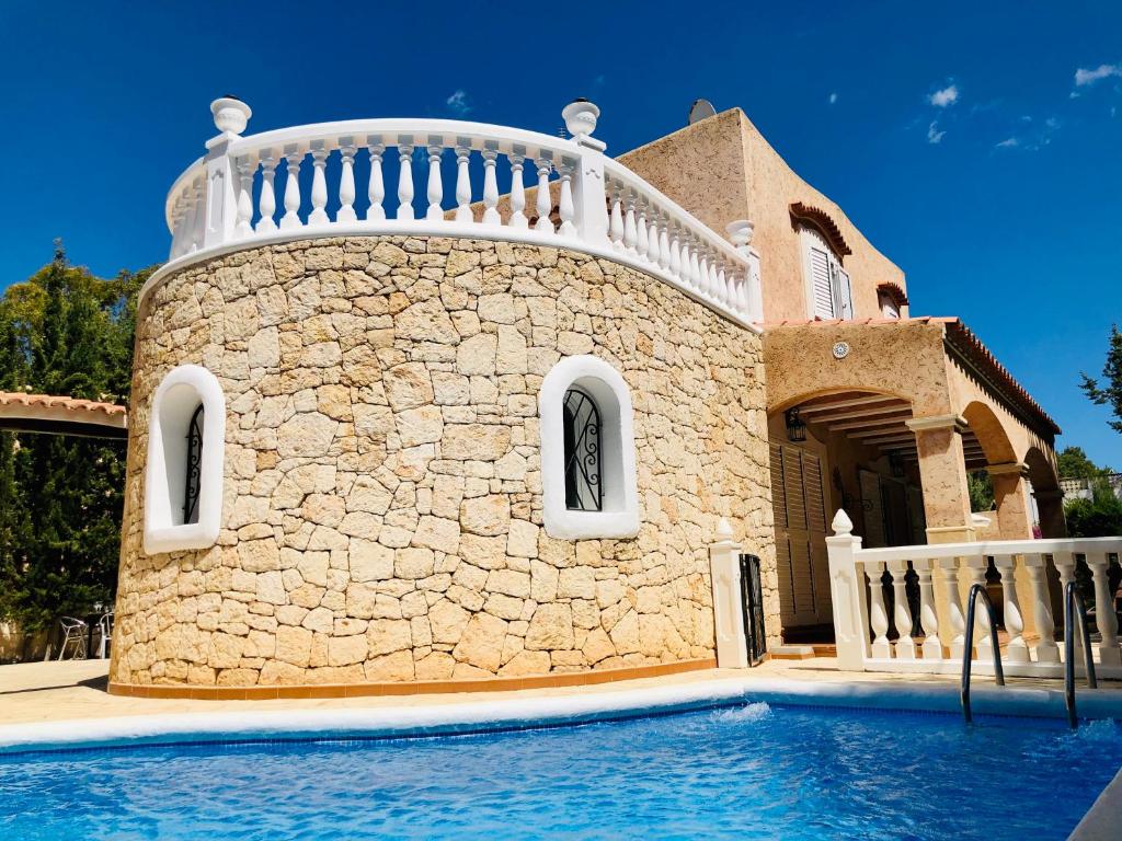 圣埃乌拉利亚Villa Casa Diego Ibiza的一座房子前面设有游泳池