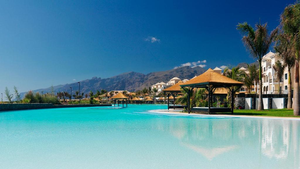 阿尔卡拉Gran Melia Palacio de Isora Resort & Spa的度假村内带凉亭的大型游泳池