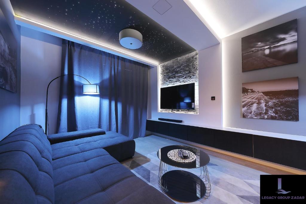 扎达尔Legacy Marine2 - Zadar, Luxury Suites的带沙发和电视的客厅