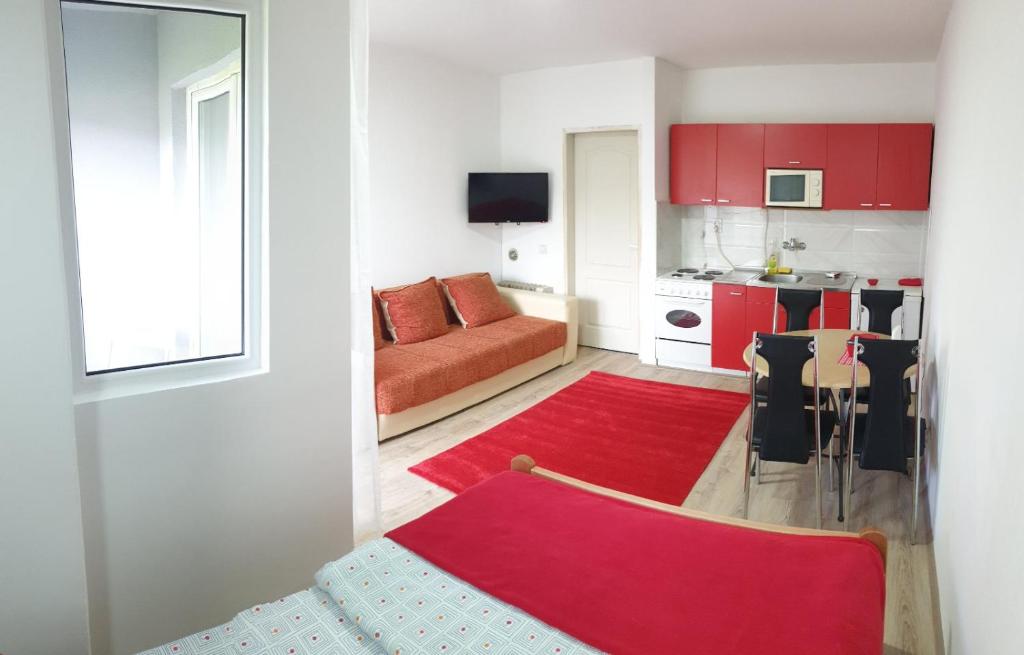 索科矿泉村Apartman 4 - Studio Janja的客厅配有红色沙发和红色地毯