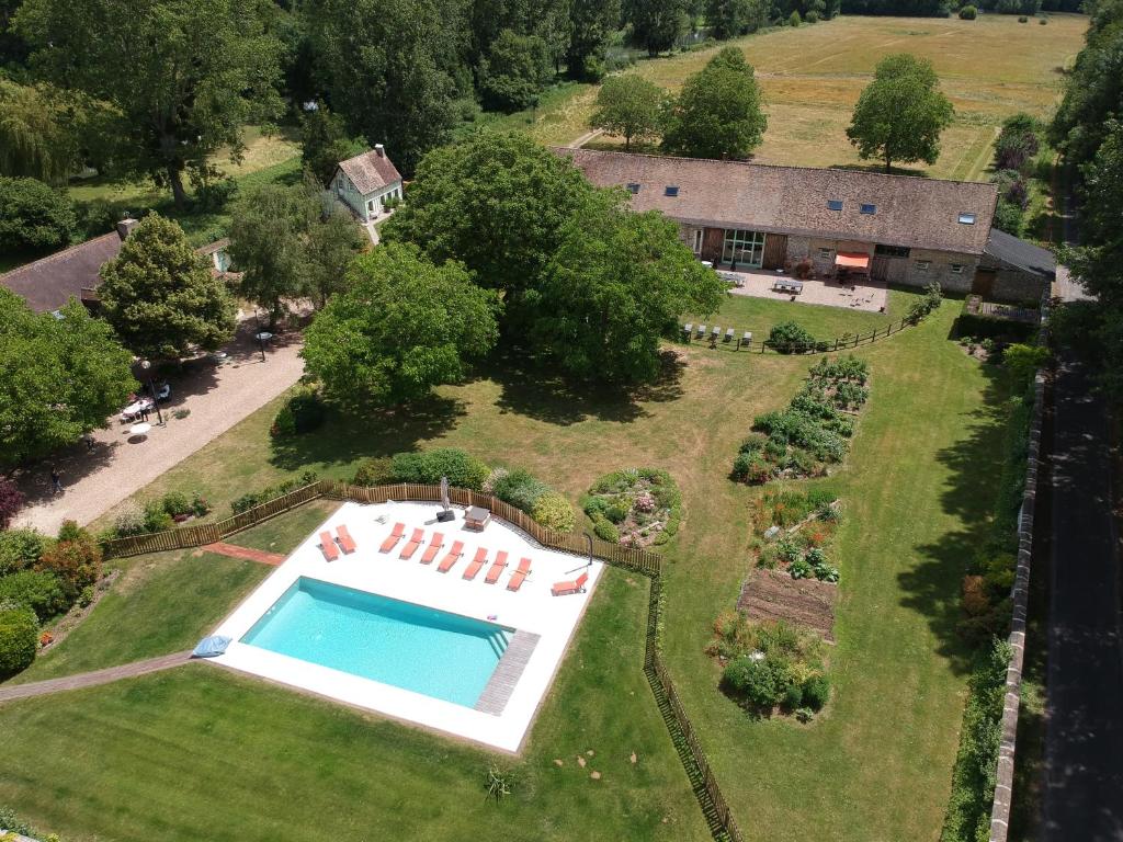 AuthouilletLa Ferme des Isles的享有带游泳池的庄园的空中景致