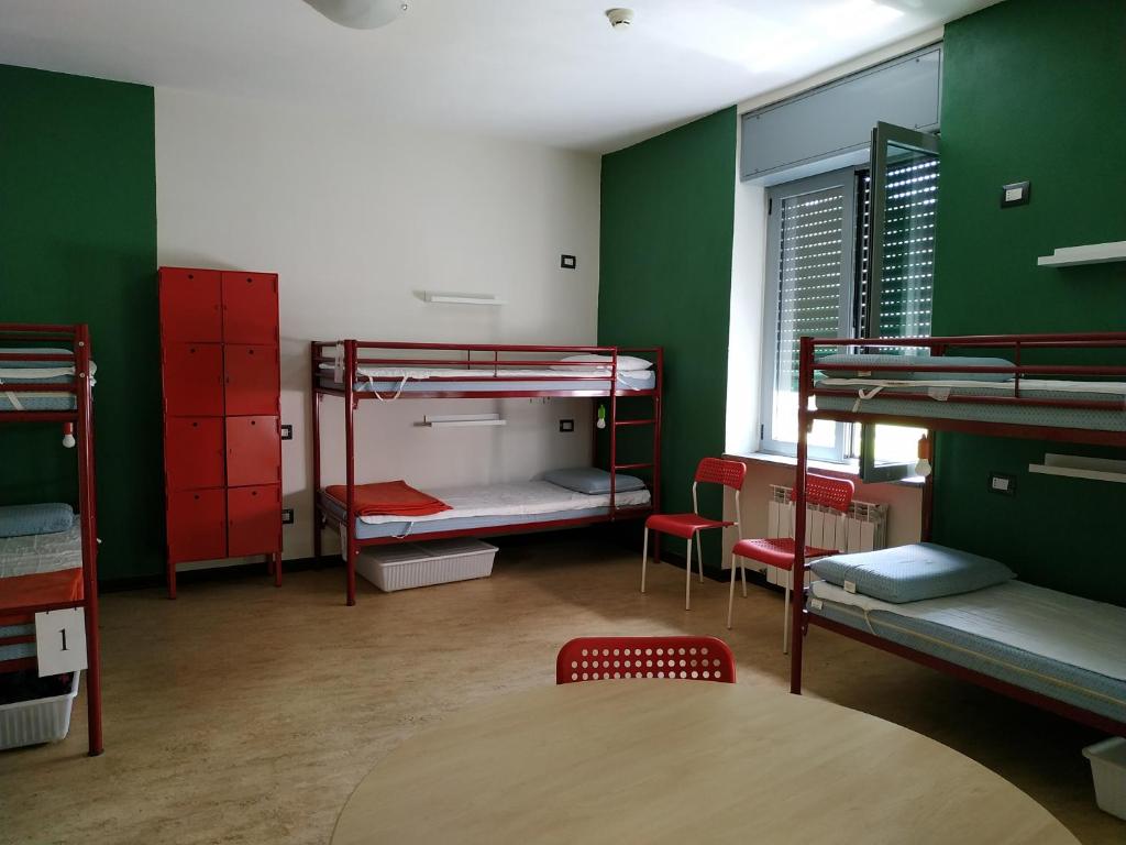 Ostello di Saronno - Malpensa Hostel客房内的一张或多张双层床