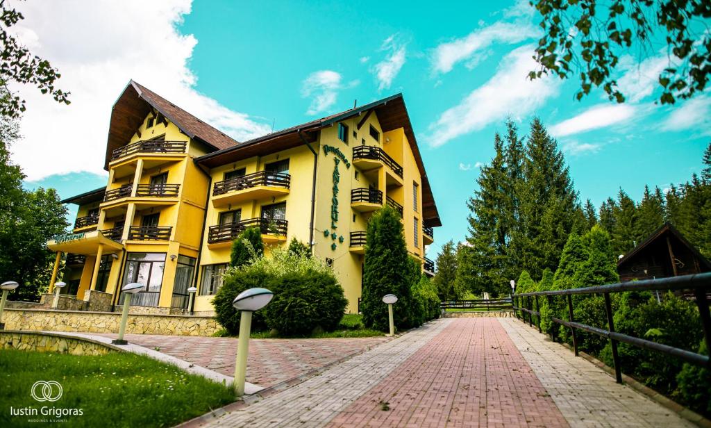瓦特拉多尔内瓦纳特露旅馆的前面有砖砌走道的黄色房子