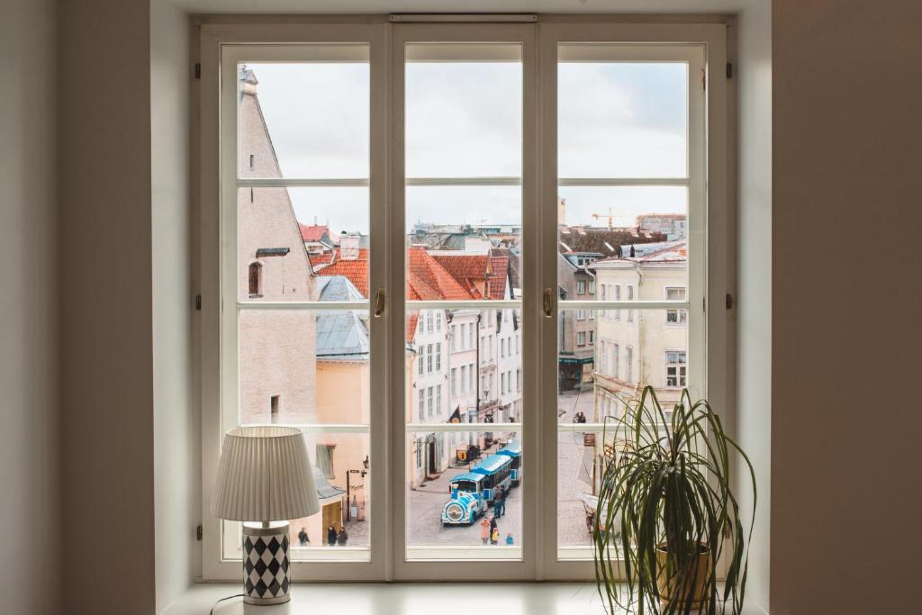 塔林Tallinn City Apartments Old Town Square的享有城市美景的开放式窗户。