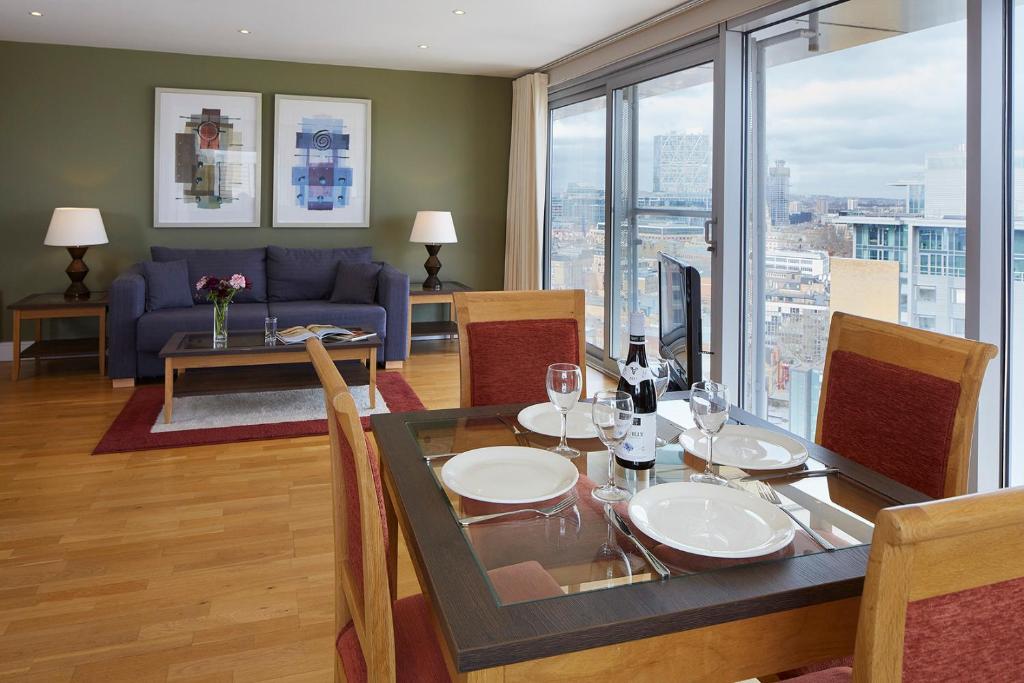 伦敦马林阿尔德盖特塔桥公寓的一间带桌子和沙发的用餐室