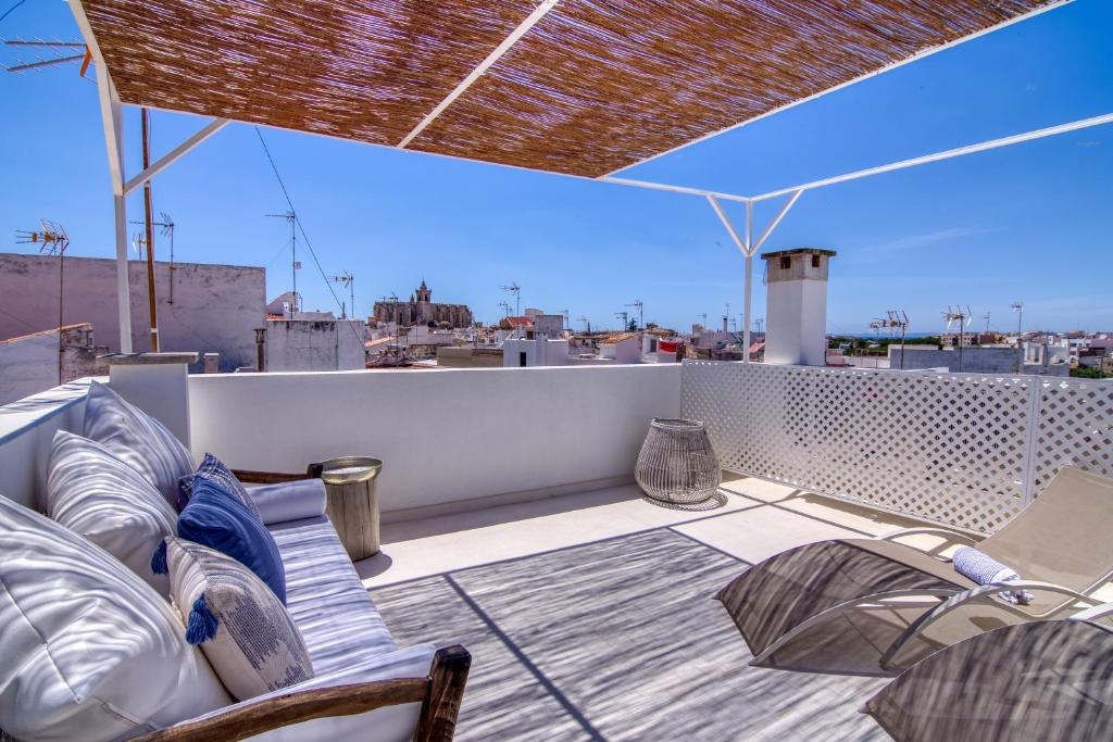 休达德亚Hotel Ca S'Arader Turismo de Interior的一个带椅子的屋顶庭院,享有城市美景