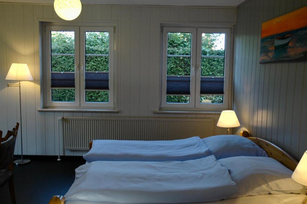 卡珀尔恩卡培尔纳霍夫酒店的一间卧室设有三扇窗户和一张床