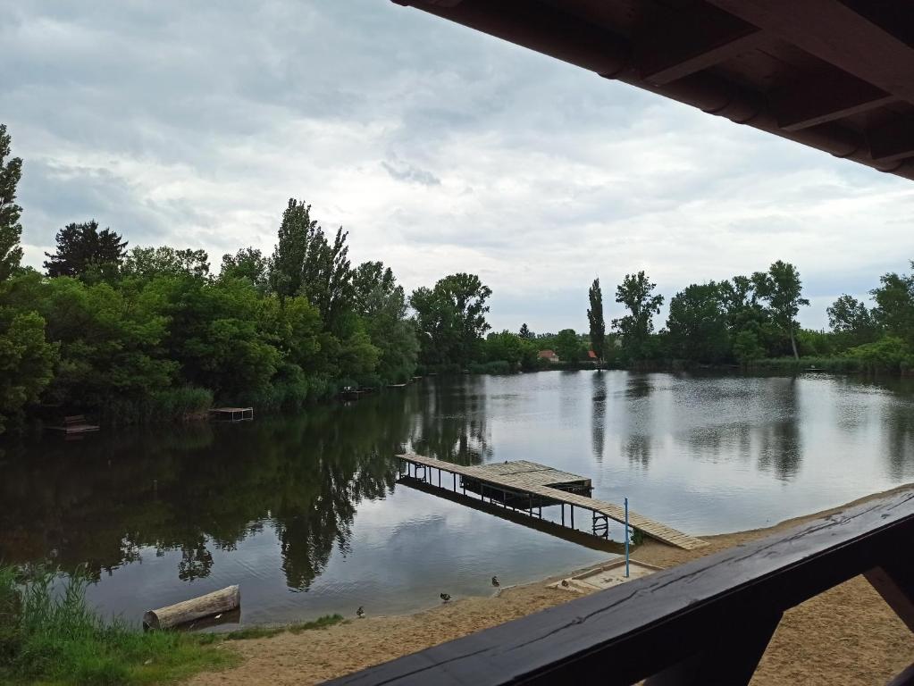 韦赖谢吉哈兹Éden Lounge Restaurant & Pension的一条河,河中间有一个码头